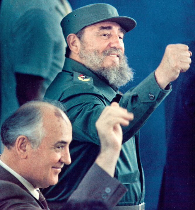Фидель Кастро и Михаил Горбачев в Гаване, 3 апреля 1989 года.
Встреча должна была символизировать сотрудничество двух социалистических стран, но Кастро беспокоила перестройка, в результате которой, по его мнению, СССР мог перейти от социализма к капитализму. К тому же вождю кубинской революции не нравилось сближение СССР и США
Фидель Кастро и Михаил Горбачев в Гаване, 3 апреля 1989 года