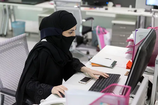 В Саудовской Аравии женщинам дали право самостоятельно выезжать за границу