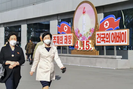 КНДР сообщила о первых случаях смерти от коронавируса. Всего «неизвестной лихорадкой» заболели 350 тысяч жителей страны
