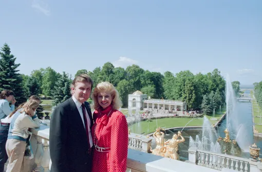 Дональд и Ивана Трамп в Ленинграде, 1987 год. Американский бизнесмен и миллиардер приехал в СССР по приглашению Государственного комитета по иностранному туризму Дональд и Ивана Трамп в Ленинграде, 1987 год. Американский бизнесмен и миллиардер приехал в СССР по приглашению Государственного комитета по иностранному туризму