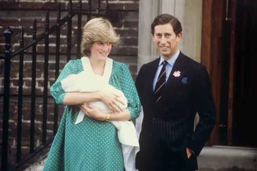 Принц Чарльз и принцесса Диана на ступеньках больницы Святой Марии после рождения сына, принца Уильяма, 1982.