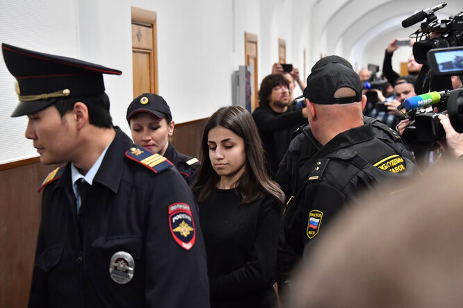 Суд продлил меру пресечения сестрам Хачатурян