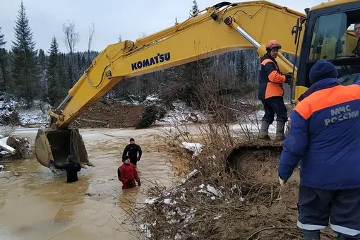 На месте прорыва дамб в Красноярском крае нашли сейф с 18 кг золота