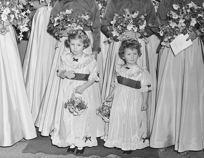 4-летняя Камилла и 3-летняя Аннабель Шанд, 1952 4-летняя Камилла и 3-летняя Аннабель Шанд,