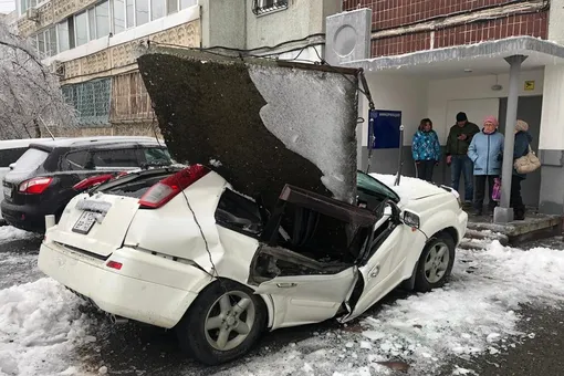 «С днем рождения»: во Владивостоке бетонная плита упала на машину, когда владелец счищал с нее снег. Ему чудом удалось отскочить