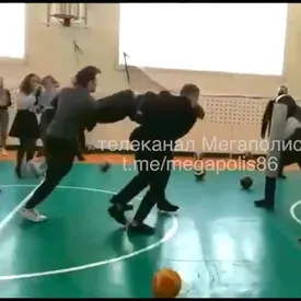 В Нижневартовске для школьников провели «урок мужества»: их разделили на «протестующих» и «омоновцев»