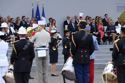 Французский военный оркестр исполняет Daft Punk. Макрон веселится, Трамп скучает.