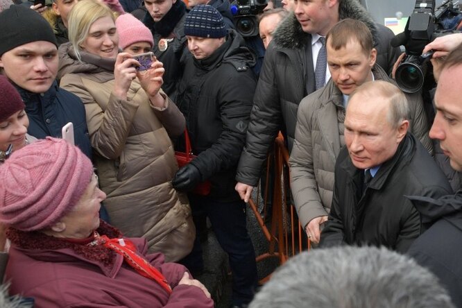 Владимира Путина спросили, как прожить на 10,8 тысячи рублей. Он сказал, что это «очень трудно» Владимира Путина спросили, как прожить на 10,8 тысячи рублей. Он сказал, что это «очень трудно»