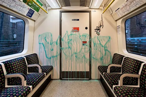 Бэнкси спустился в лондонское метро и расписал вагоны. На новых граффити изображены крысы — чихающие и прячущиеся под масками