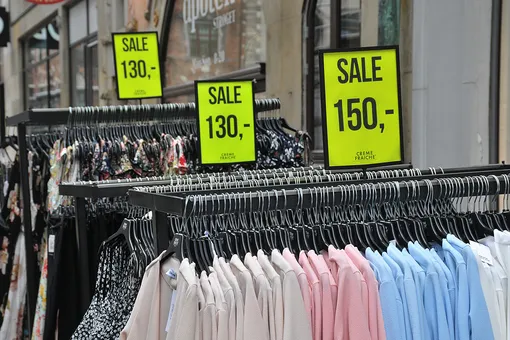 «Всем нужен кэш»: магазины одежды возобновят работу с распродаж