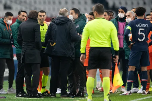 Турецкий клуб «Истанбул» покинул матч Лиги чемпионов. Команду оскорбили расистские высказывания судьи