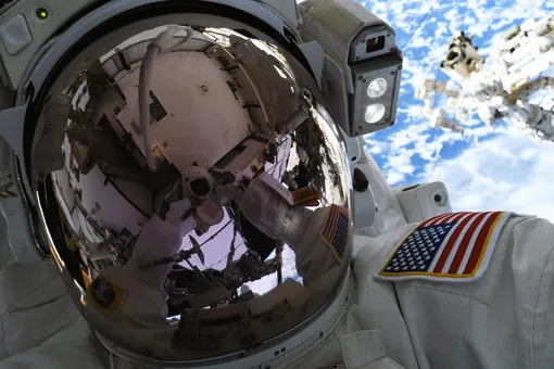 22 марта астронавты NASA Ник Хейг и Энн Макклейн вышли в открытый космос с борта Международной космической станции. Они провели ряд работ по модернизации энергетического оборудования станции.