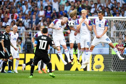 Настоящим событием стала игра Аргентина — Исландия, которая закончилась ничьей. У Лионеля Месси было два шанса забить решающий гол: с пенальти во втором тайме и со штрафного на последней добавленной минуте. Но ему не удалось. На фото Месси пробивает штрафной, но попадает в стенку.
