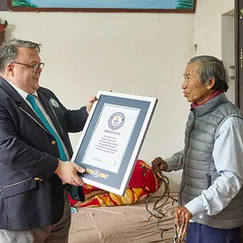 Вьетнамский художник не стриг ногти 34 года и попал в Книгу рекордов Гиннесса Вьетнамский художник не стриг ногти 34 года и попал в Книгу рекордов Гиннесса