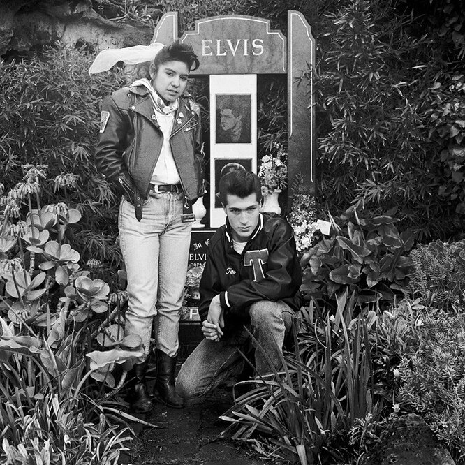 Нэнси Нуньес с другим молодым человеком, тринадцатая годовщина смерти Элвиса, 1990 год.