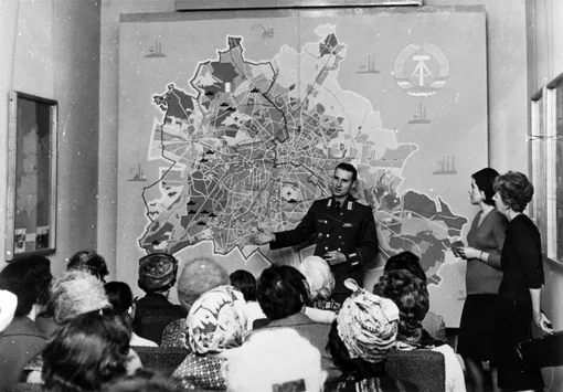 Восточногерманский пограничник объясняет, в чем необходимость Берлинской стены, 1962 год