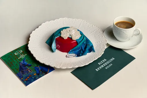 Десерт Alena Akhmadullina Atelier × гранд-кафе «Dr. Живаго» «Сахарный кокошник»