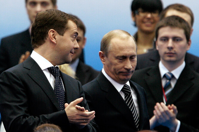 Песков объяснил, почему Путин повысил зарплату себе и Медведеву