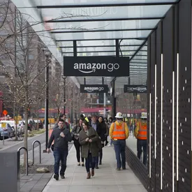 Amazon открыл первый супермаркет без касс и продавцов Amazon открыл первый супермаркет без касс и продавцов