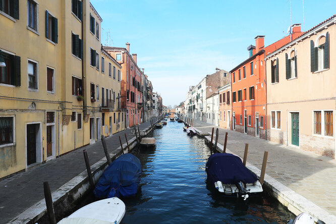 VENICE, ITALY — MARCH 9: A canal and the roads next to it are seen completely empty on March 9, 2020 in Venice, Italy. Prime Minister Giuseppe Conte announced a «national emergency» due to the coronavirus outbreak and imposed quarantines on the Lombardy and Veneto regions, which contain roughly a quarter of the country's population. Italy has the highest number of cases and fatalities in Europe. The movements in and out are allowed only for work reasons, health reasons proven by a medical certificate.The justifications for the movements needs to be certified with a self-declaration by filling in forms provided by the police forces in charge of the checks. (Photo by Marco Di Lauro/Getty Images)