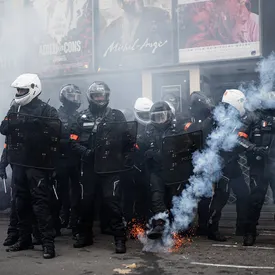В Париже прошла массовая акция против закона, запрещающего распространять фото силовиков. Начались беспорядки, полицейские применили слезоточивый газ