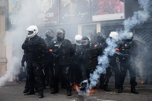 В Париже прошла массовая акция против закона, запрещающего распространять фото силовиков. Начались беспорядки, полицейские применили слезоточивый газ