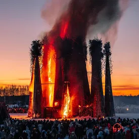 В «Никола-Ленивце» на Масленицу сожгли гигантское сердце Данко