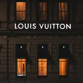 В соцсетях восхищаются историей мести сотрудникам бутика Louis Vuitton в Китае. Потенциальную покупательницу возмутило отношение консультантов