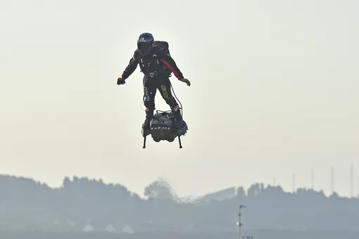 Французский изобретатель Фрэнки Запата пересек Ла-Манш на летающем ховерборде