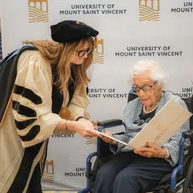 97-летняя американка, пережившая холокост, исполнила свою мечту — она стала студенткой университета