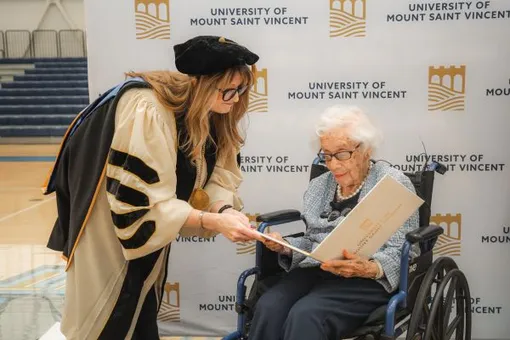 97-летняя американка, пережившая холокост, исполнила свою мечту — она стала студенткой университета 97-летняя американка, пережившая холокост, исполнила свою мечту — она стала студенткой университета