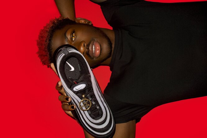Суд запретил продажу сатанинских кроссовок Nike по запросу компании. Их создатели уже продали всю партию