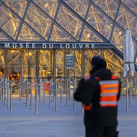 Французская полиция подозревает сотрудников Лувра в мошенничестве с билетами на сумму более €10 млн. Работники музея обманывали туристов из Китая