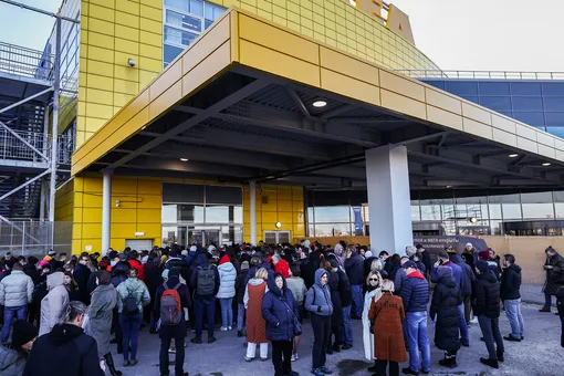 Ikea приостанавливает работу в России. В магазинах образовались гигантские очереди (фотографии)