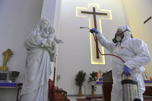 Дезинфекция в церкви в Бейруте, Ливан. В стране диагностировано 109 случаев заболевания. Три человека погибли