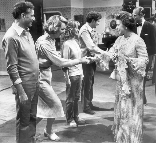 Елизавета II пожимает руку shakes hands with Felicity Kendal, as her ’The Good Life’