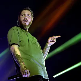 Музыкант Post Malone и Crocs пожертвовали медработникам 10 000 пар кроксов из своей совместной коллекции Музыкант Post Malone и Crocs пожертвовали медработникам 10 000 пар кроксов из своей совместной коллекции
