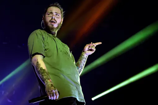 Музыкант Post Malone и Crocs пожертвовали медработникам 10 000 пар кроксов из своей совместной коллекции