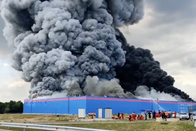 На подмосковном складе Ozon произошел сильный пожар. Одна из версий произошедшего — поджог