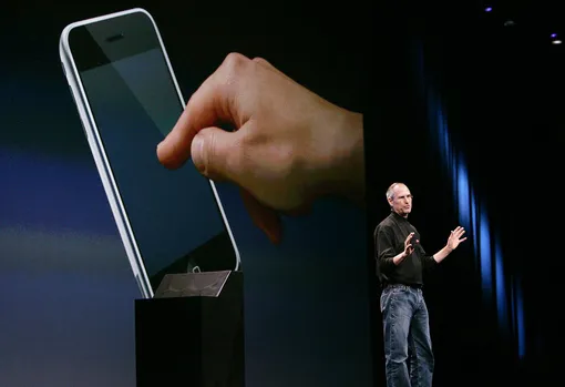 Стив Джобс презентует первый айфон в 2007 году
