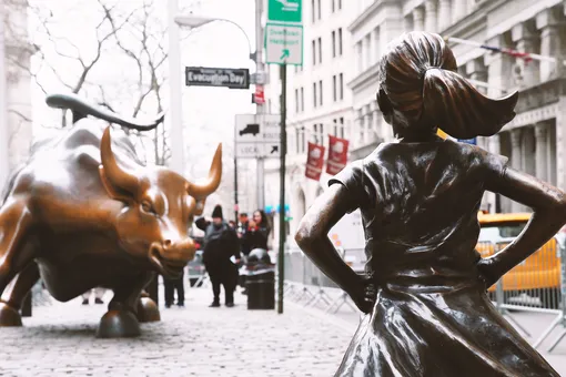 Власти Нью-Йорка планируют перенести статуи «Бесстрашная девочка» и «Атакующий бык»