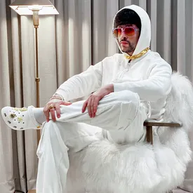 Crocs и музыкант Bad Bunny выпустили кроксы со светящимися украшениями — они были распроданы за несколько часов Crocs и музыкант Bad Bunny выпустили кроксы со светящимися украшениями — они были распроданы за несколько часов