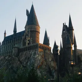 В Китае прохожие увидели в небе летающий Хогвартс. Увы, оказалось дело вовсе не в магии В Китае прохожие увидели в небе летающий Хогвартс. Увы, оказалось дело вовсе не в магии