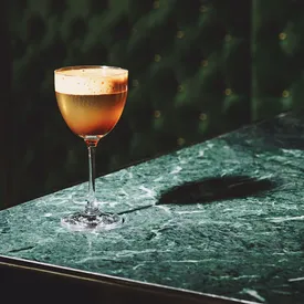 В Японии открылся бар, где бесплатно наливают выгоревшим и желающим уволиться сотрудникам