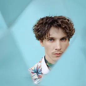 Клуб помятых людей. Антоха МС — о будущем туре, рутине и об умении создавать перформансы из бытовых мелочей Клуб помятых людей. Антоха МС — о будущем туре, рутине и об умении создавать перформансы из бытовых мелочей