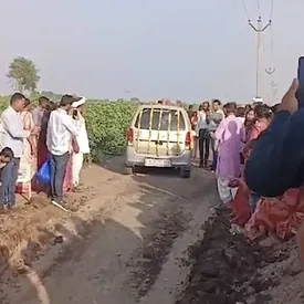 В Индии семья устроила похороны своего автомобиля. На церемонию пришли 1,5 тысячи человек В Индии семья устроила похороны своего автомобиля. На церемонию пришли 1,5 тысячи человек