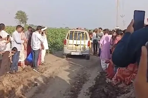 В Индии семья устроила похороны своего автомобиля. На церемонию пришли 1,5 тысячи человек