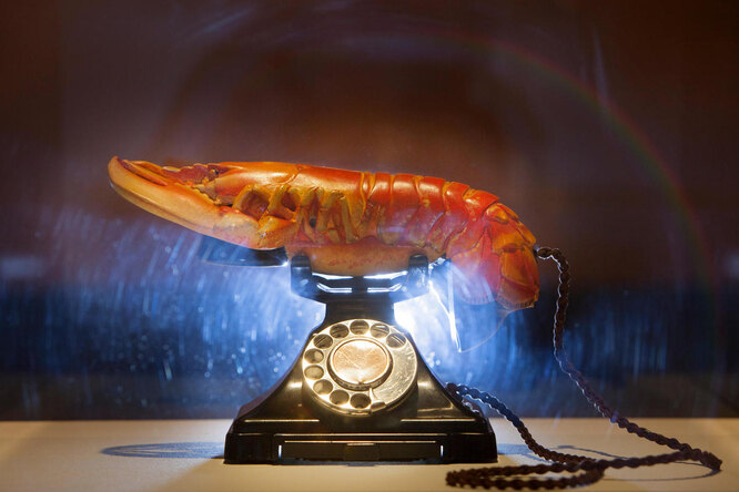 Сальвадор Дали, скульптура «Телефон-омар», 1936 год. Музей Дали в Лондоне, Музей телекоммуникаций во Франкфурте, Фонд Эдварда Джеймса в Нью-Йорке, галерея Тейт Модерн в Лондоне