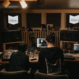 Ballantine’s открыли музыкальную резиденцию Catch Your Wave в «Рихтере» Ballantine’s открыли музыкальную резиденцию Catch Your Wave в «Рихтере»