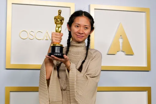Хлоя Чжао получила «Оскар» за «Землю кочевников» как лучший режиссер